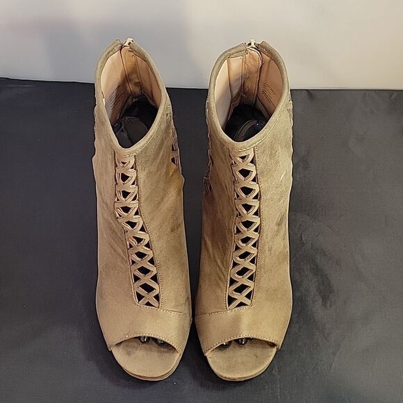 BCBGENERATION FAUX SUEDE DELANEY DREAM PEEP TOE SHOE - Picture 3 of 12